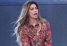 Shania Twain abruptly stops her concert in London to blow her nose in Bizarre Moment