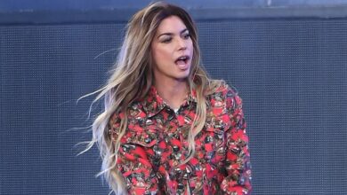 Shania Twain abruptly stops her concert in London to blow her nose in Bizarre Moment