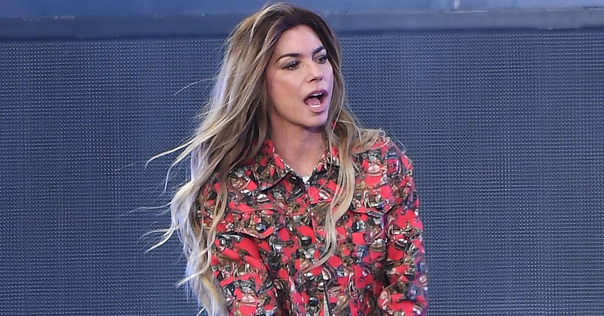 Shania Twain abruptly stops her concert in London to blow her nose in Bizarre Moment