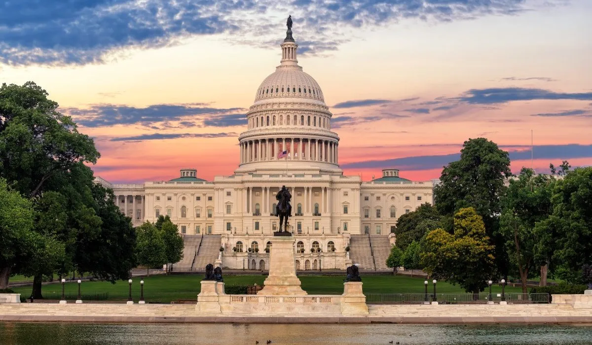 The leaders of the Senate Committee on Aging submit a bill on aging