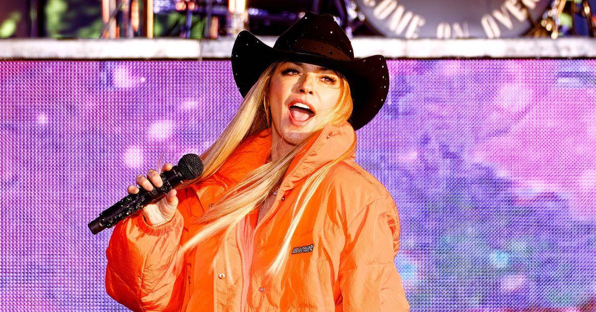 Shania Twain Cries About Performing in Bars at 8 Years Old