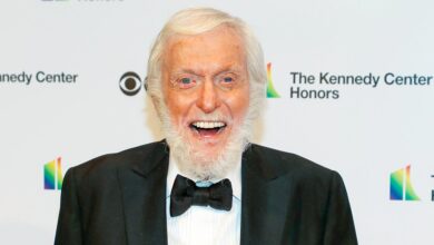 Dick Van Dyke jokes that he's "praying" to make it to his 99th birthday