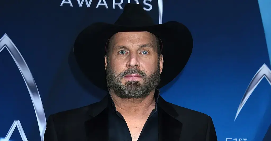 Garth Brooks sends photo of rape accuser during naming row