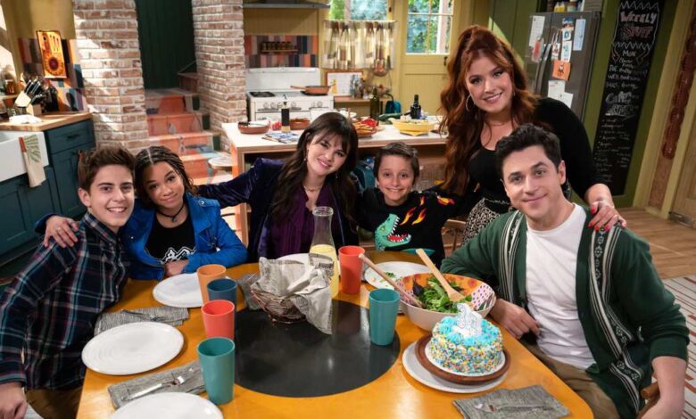 How Selena Gomez and David Henrie guided the cast of the New Wizards