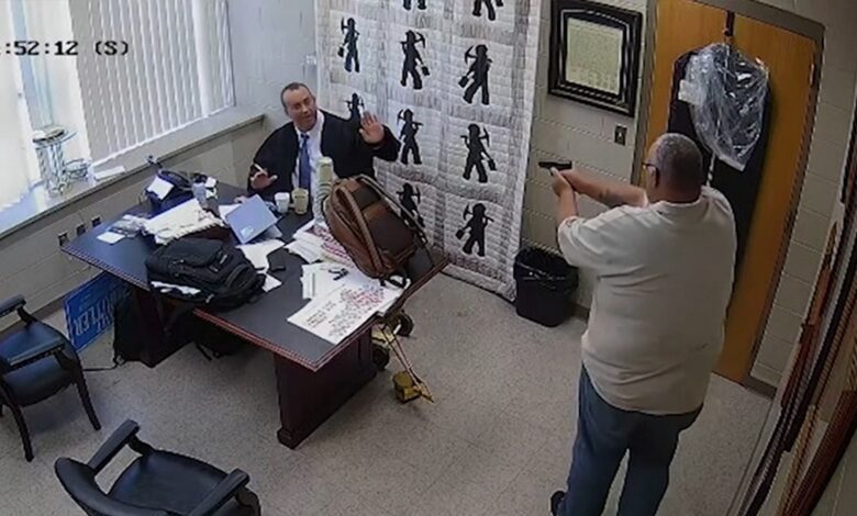 Kentucky sheriff appears to shoot judge dead in courthouse on video