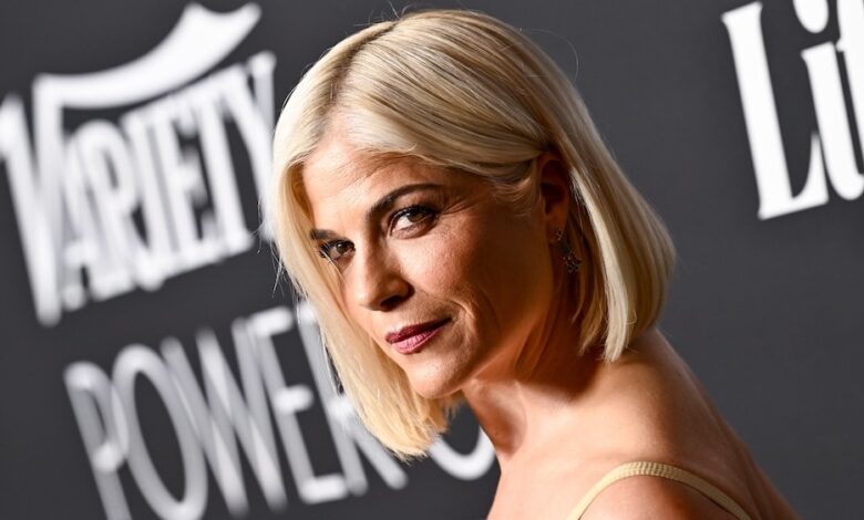 Selma Blair in TV show 'Cruel Intentions', opening for a cameo