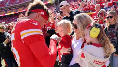 Brittany Mahomes shows off bouncy curls during Chiefs vs. Broncos Game