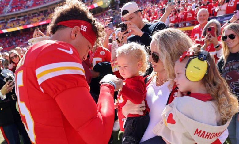 Brittany Mahomes shows off bouncy curls during Chiefs vs. Broncos Game