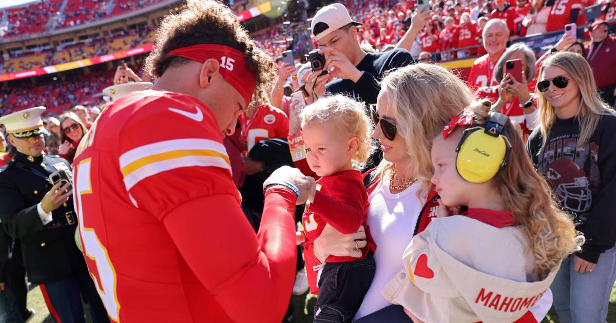 Brittany Mahomes shows off bouncy curls during Chiefs vs. Broncos Game