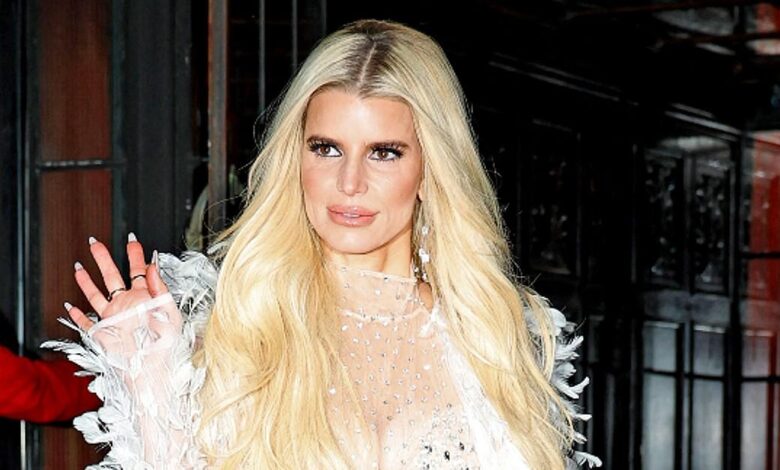 Jessica Simpson gives up her wedding ring two weeks after trial separation