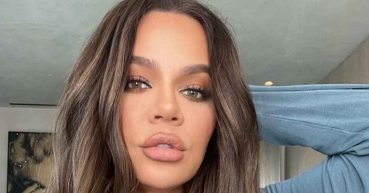 Khloe Kardashian debuts new shiny brown hair