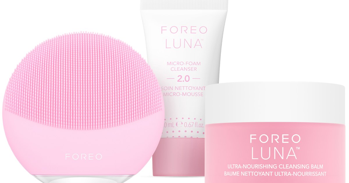 The Foreo Luna Mini 3 bundle is on sale for 64% off at Amazon