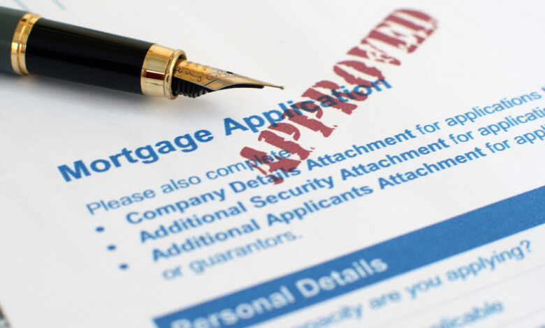 The number of mortgage applications is increasing slightly, reversing a recent trend