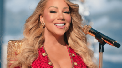 Mariah Carey sings All I Want for Christmas Is You during Netflix NFL Game