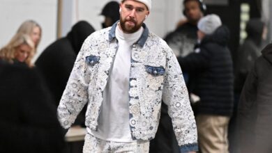 Travis Kelce excitedly greets Taylor Swift fans after Chiefs game