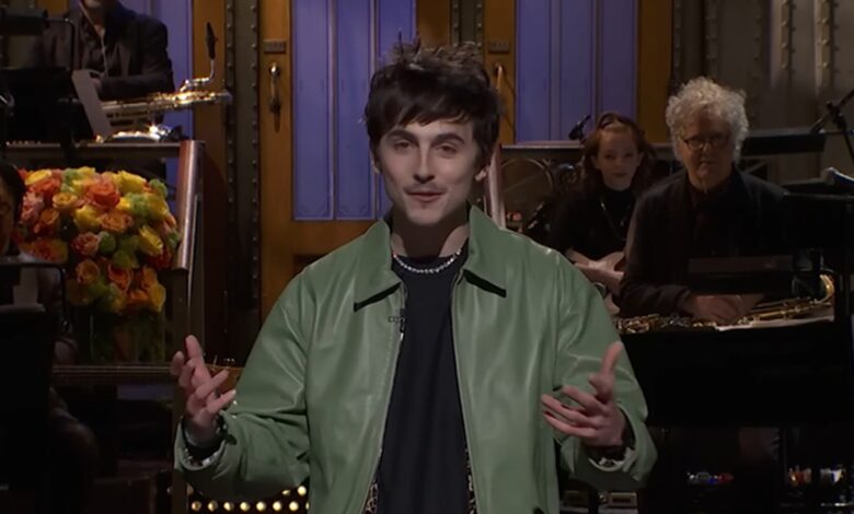 Timothée Chalamet presents 'SNL', jokes that his Bob Dylan portrait has never won prizes