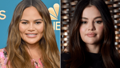 Chrissy Teigen hits Trump Witte Huis for attacking Selena Gomez