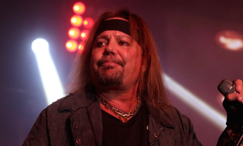 Motley Crue Vince Neil's girlfriend injured, pilot killed in plane crash