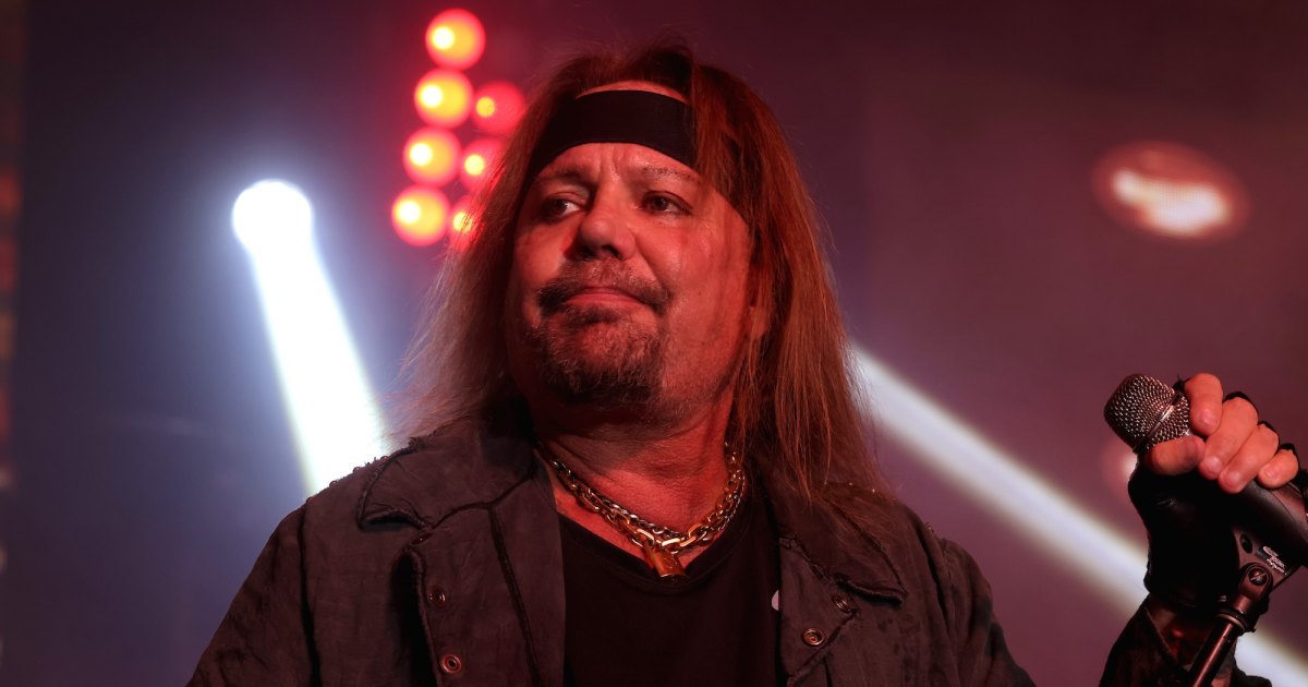 Motley Crue Vince Neil's girlfriend injured, pilot killed in plane crash