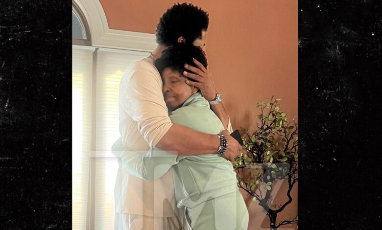 Gladys Knight returns home after hospitalization, embraces husband