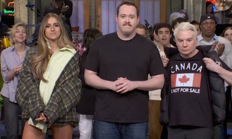 Mike Myers wears 'Canada is not for sale' shirt on 'SNL'