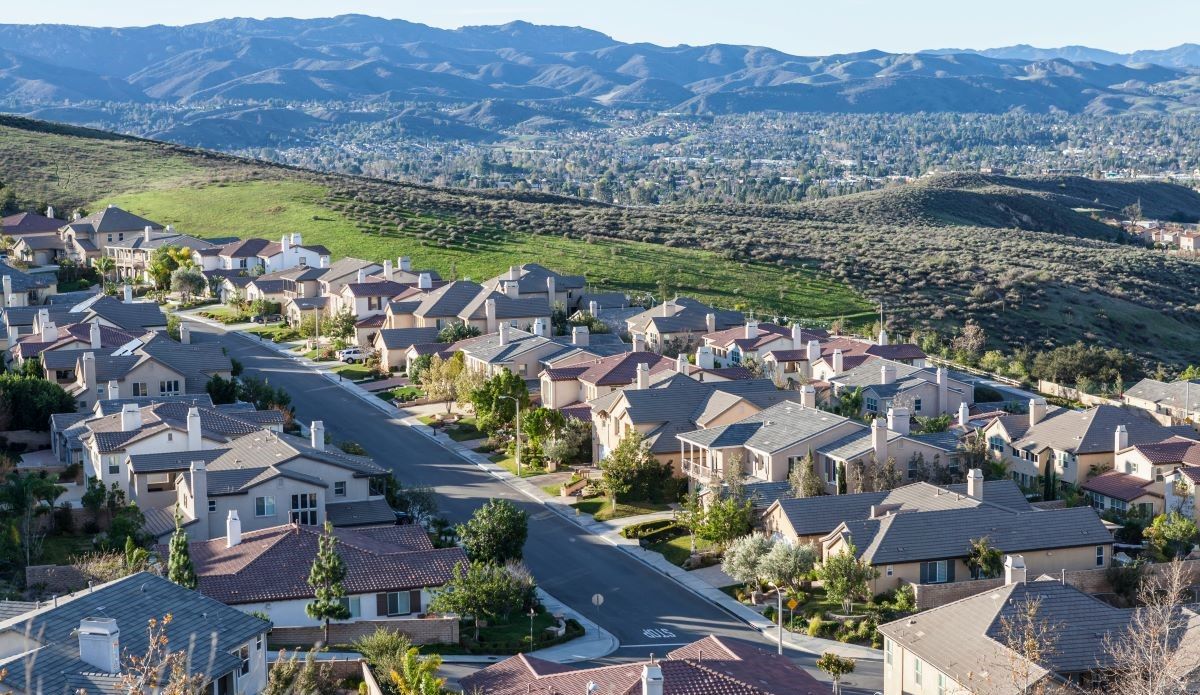 Mortgage applications fall after weeks of growth