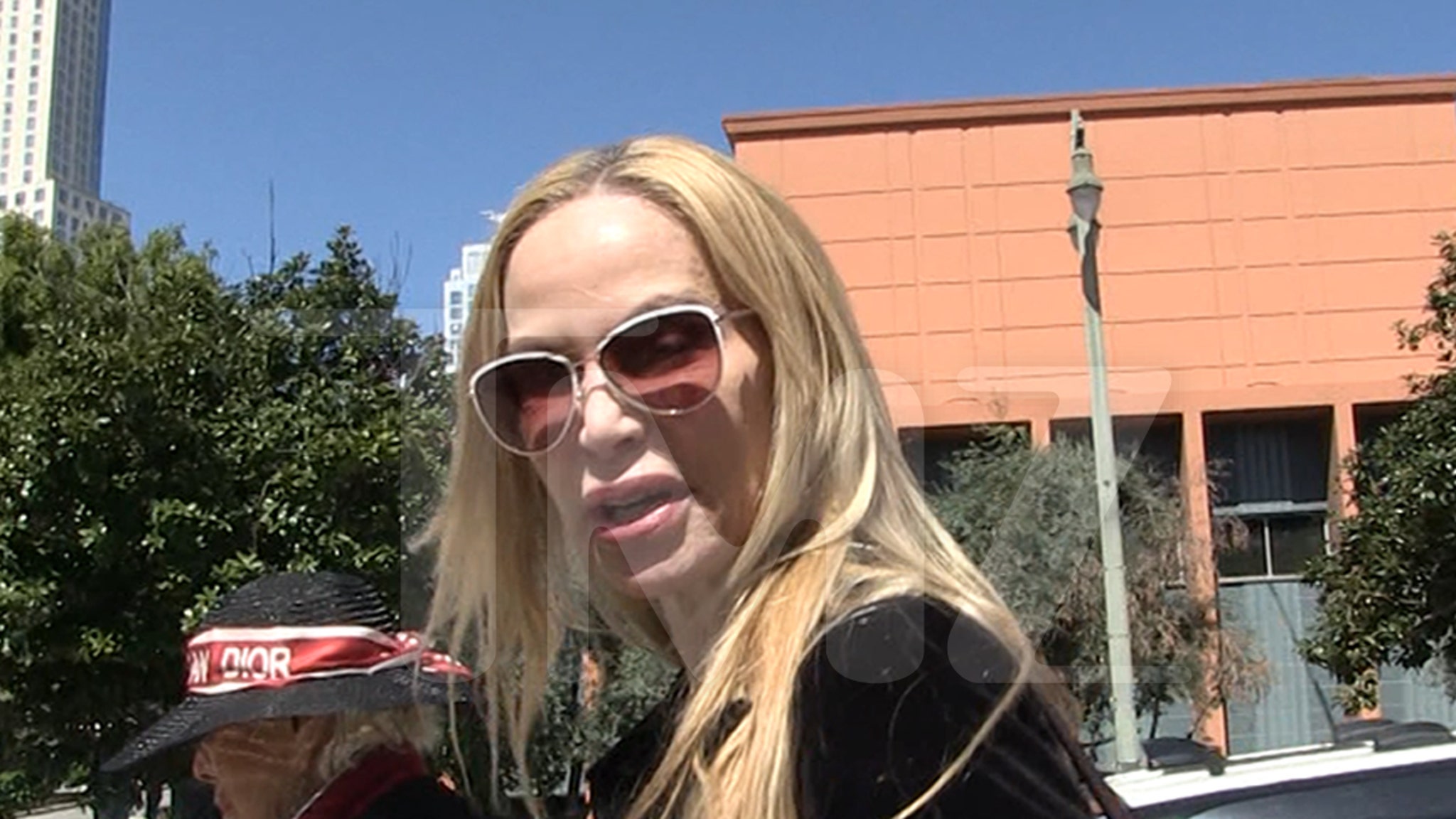 Christina Fulton says that Val Kilmer was very generous with her on 'doors' set