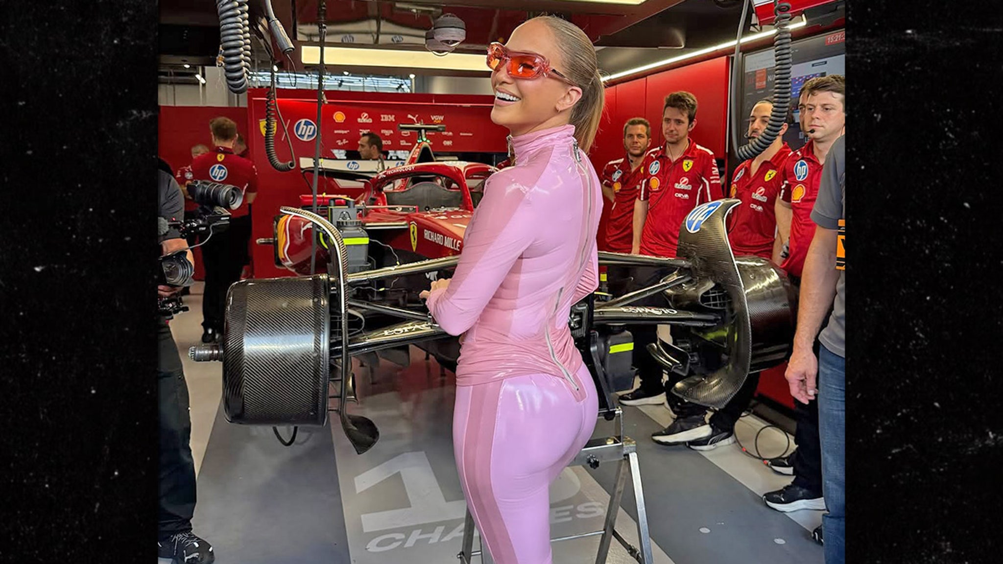 Jennifer Lopez Verbijstert in sexy pink catsuit at F1 Grand Prix