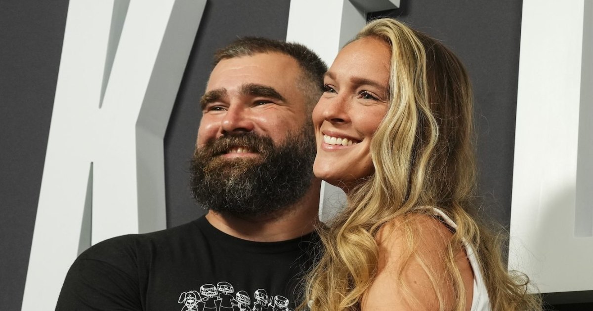 Bennett Kelce makes up for an adorably with Eagles Mascot Swoop