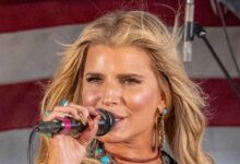 Jessica Simpson returns to TV, performs on the American idol final