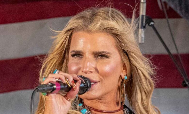 Jessica Simpson returns to TV, performs on the American idol final