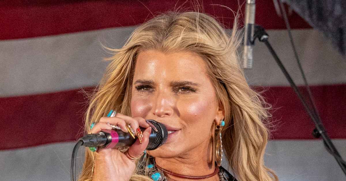 Jessica Simpson returns to TV, performs on the American idol final