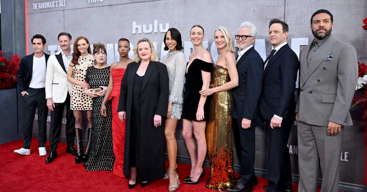 Reflect the Tale Stars of the Handmaid on the final, Share photos