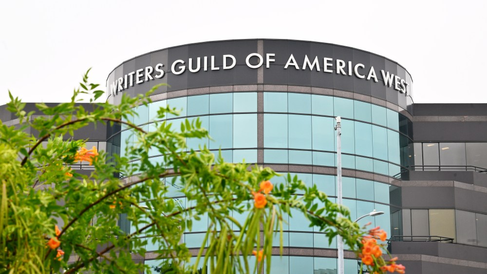 WGA members vote to expel two members to violate strike rules