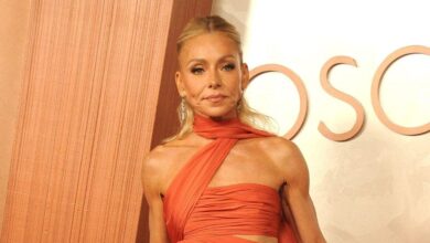 Kelly Ripa shows the body in very suggestive snaps with Mark Consuelos