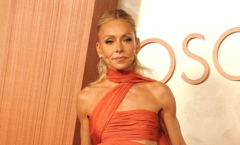 Kelly Ripa shows the body in very suggestive snaps with Mark Consuelos
