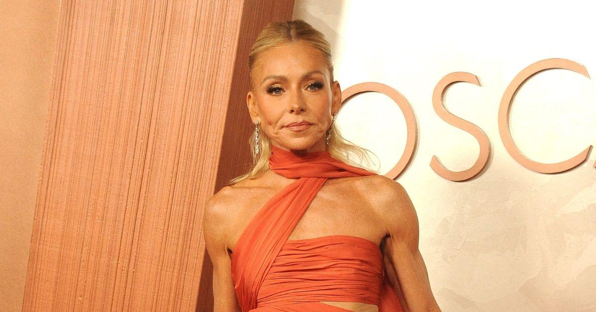 Kelly Ripa shows the body in very suggestive snaps with Mark Consuelos