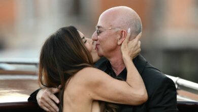Lauren Sanchez, Jeff Bezos Kiss on Watertaxi after making the knot