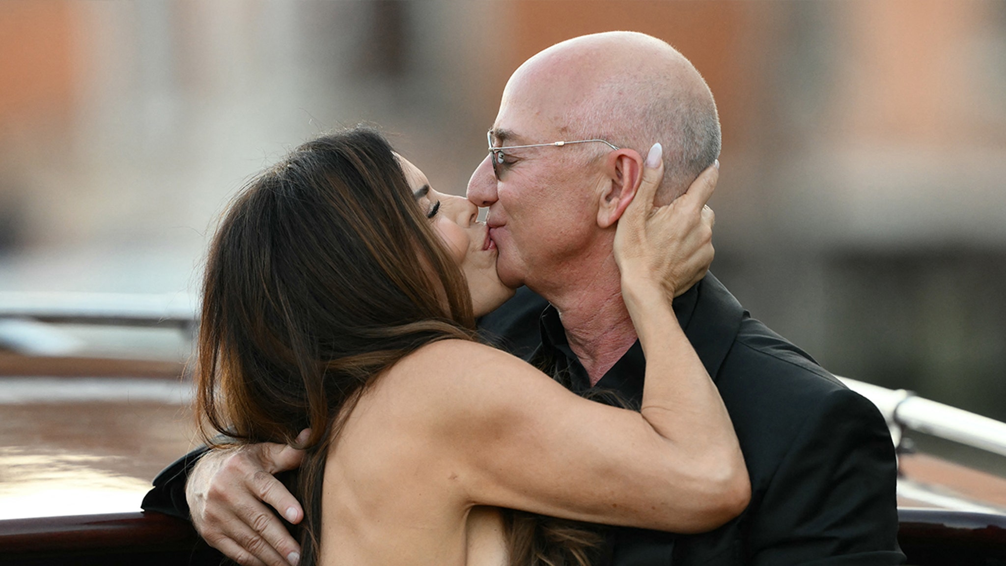 Lauren Sanchez, Jeff Bezos Kiss on Watertaxi after making the knot