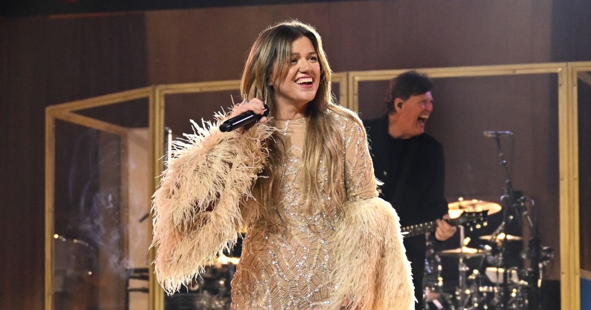 Kelly Clarkson shares honest thoughts about dating in the spotlight