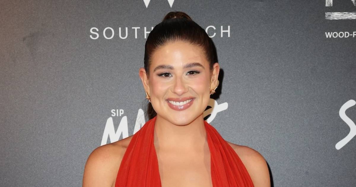 Remi Bader shows off with blue bikini after her transformation