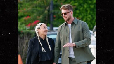 Sia holds hands with Harry Jowsey while he leaves the restaurant