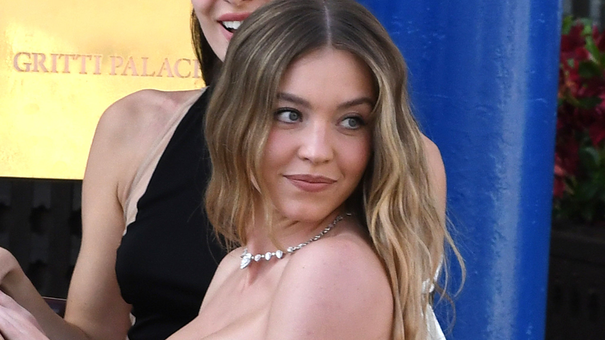 Sydney Sweeney does not look up so far despite a walk with Orlando Bloom, Tom Brady