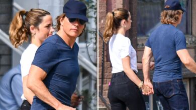 Tom Cruise & Ana de Armas hold hands in Vermont, looks like a few