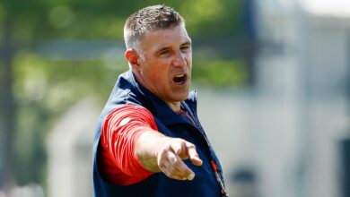 Mike Vrabel Blowed during the Hand Construction in Patriot Training Camp