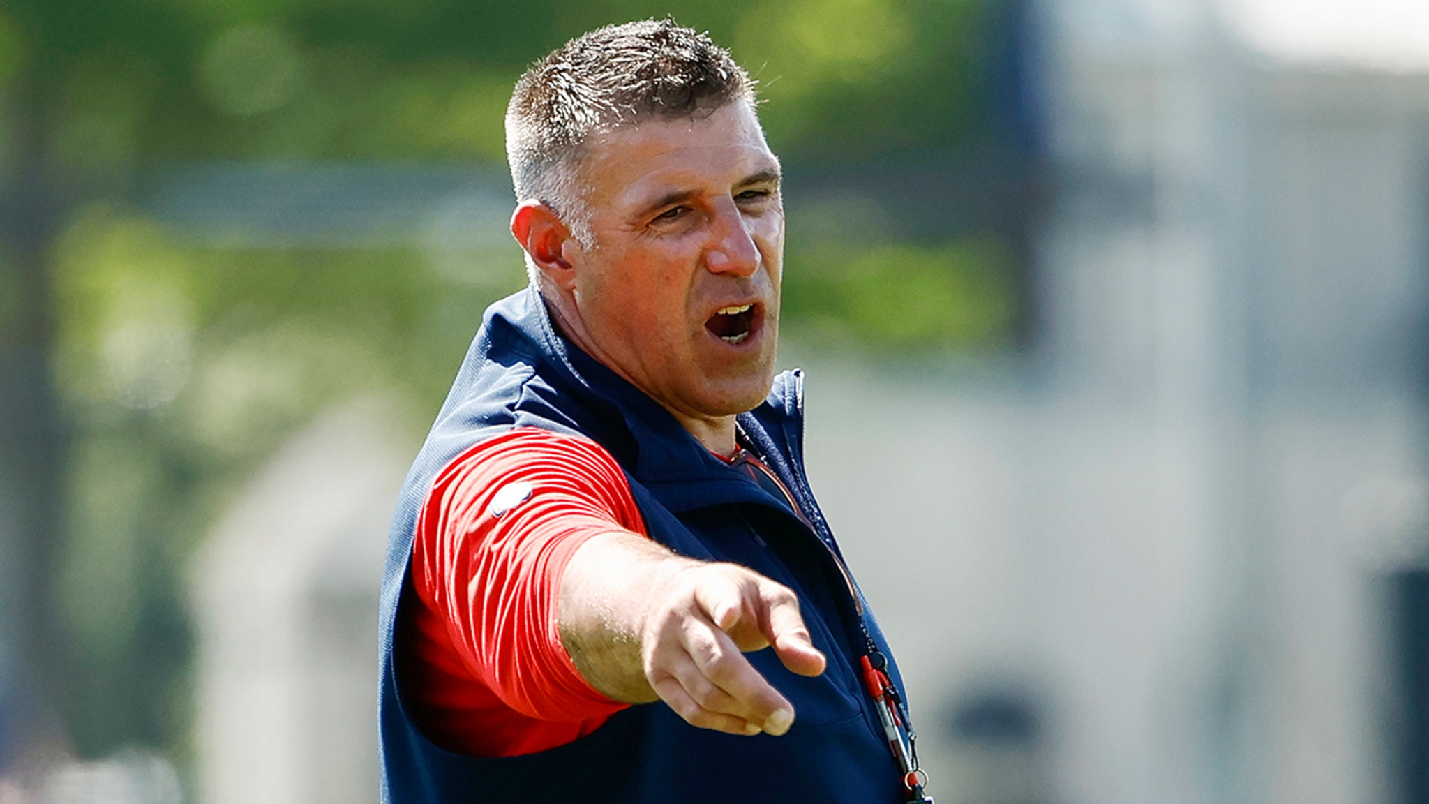 Mike Vrabel Blowed during the Hand Construction in Patriot Training Camp