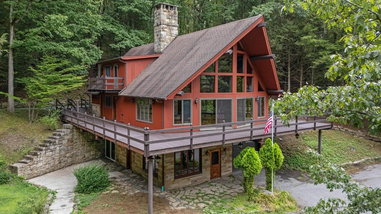 41 hectare block cabin in Pennsylvania with astonishing Redwood-clad A-Frame lists for $ 1.3 million