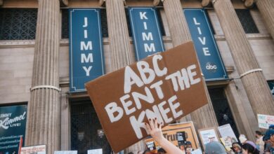 Jimmy Kimmel -Fans protest against Trump, erosion of rights of the first amendment