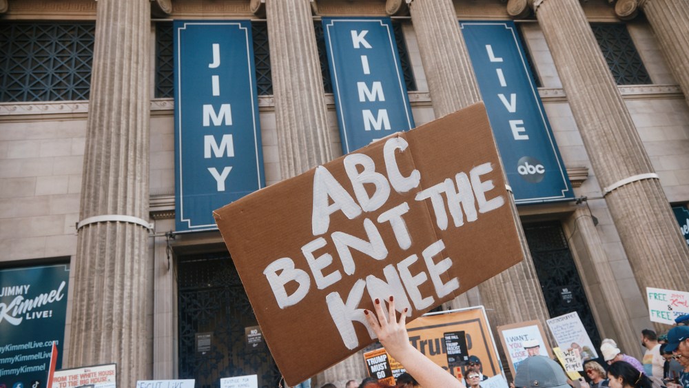 Jimmy Kimmel -Fans protest against Trump, erosion of rights of the first amendment