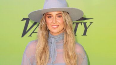 Lainey Wilson goes solo as a host of 2025 CMA Awards